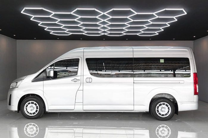 TOYOTA 2020 2WD 2.8 MT COMMUTER SILVER  1375 full