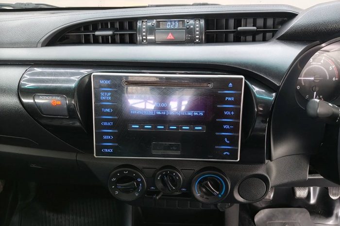 REVO 2WD 2016 2.4J MT STANDARD SILVER  5320 full
