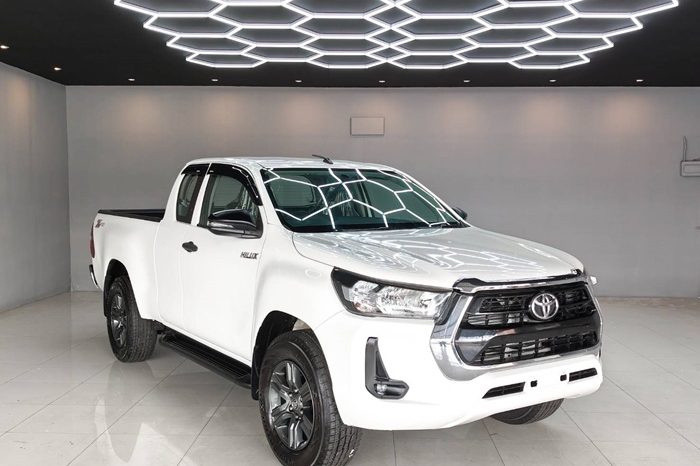 REVO 2WD 2022 2.4 ENTRY MT SMART CAB WHITE  7730 full