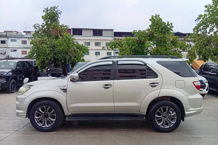 TOYOTA 4WD 2010 3.0V AT FORTUNER SILVER  6765 full