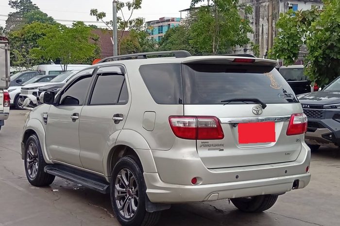 TOYOTA 4WD 2010 3.0V AT FORTUNER SILVER  6765 full