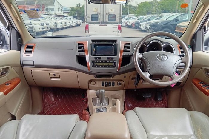 TOYOTA 4WD 2010 3.0V AT FORTUNER SILVER  6765 full