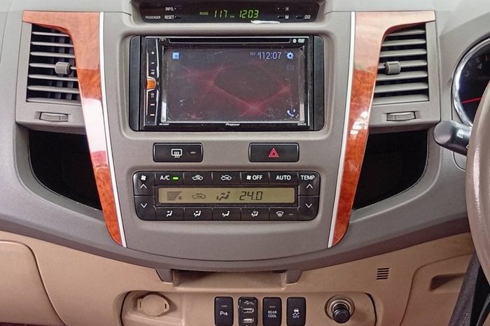 TOYOTA 4WD 2010 3.0V AT FORTUNER SILVER  6765 full