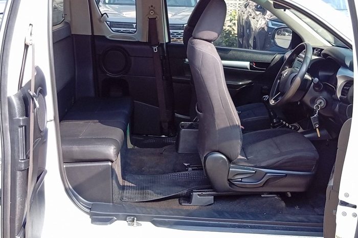 REVO 2WD 2016 2.4J MT SMART CAB WHITE  876 full