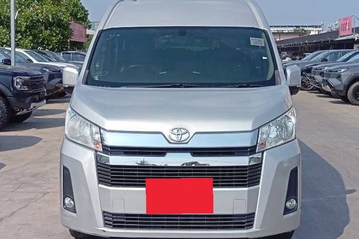 TOYOTA 2020 2WD 2.8 MT COMMUTER SILVER  1375 full