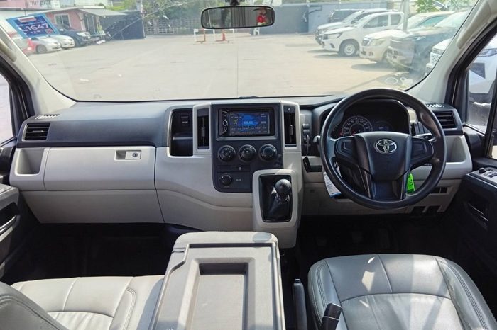 TOYOTA 2020 2WD 2.8 MT COMMUTER SILVER  1375 full