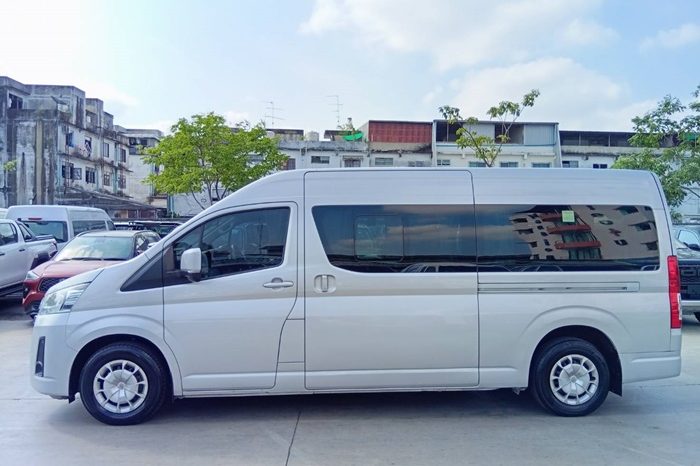 TOYOTA 2020 2WD 2.8 MT COMMUTER SILVER  1375 full