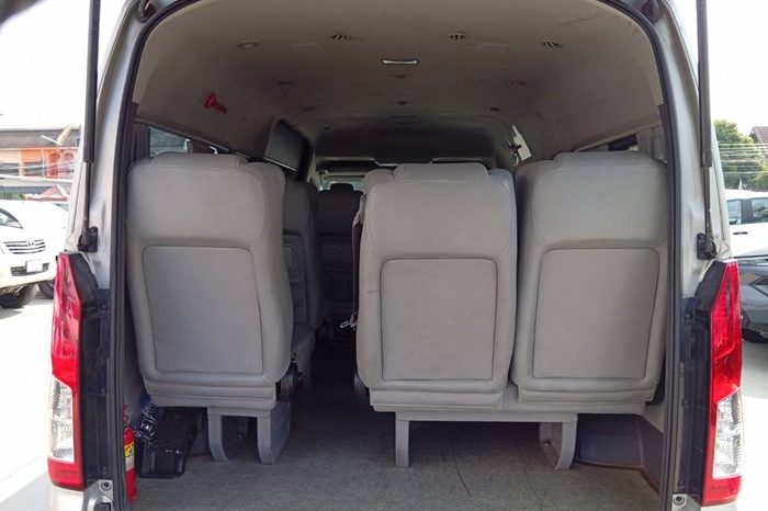 TOYOTA 2020 2WD 2.8 MT COMMUTER SILVER  1375 full