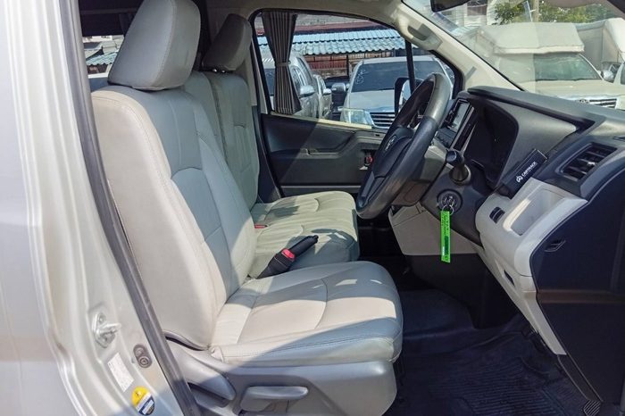 TOYOTA 2020 2WD 2.8 MT COMMUTER SILVER  1375 full