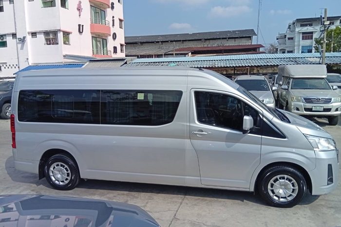 TOYOTA 2020 2WD 2.8 MT COMMUTER SILVER  1375 full