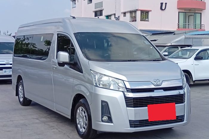 TOYOTA 2020 2WD 2.8 MT COMMUTER SILVER  1377 full