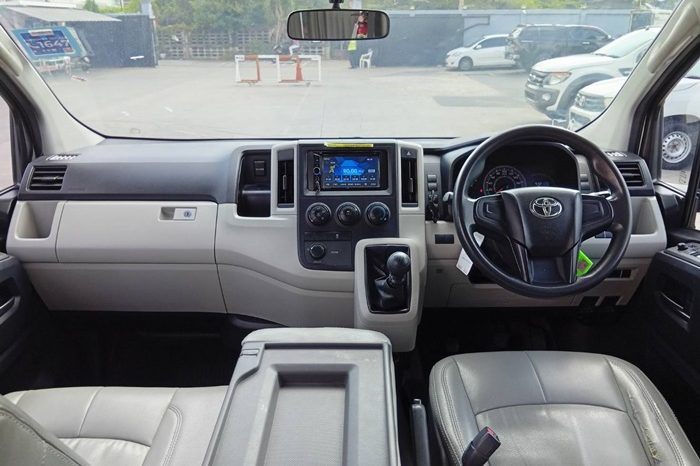 TOYOTA 2020 2WD 2.8 MT COMMUTER SILVER  1377 full