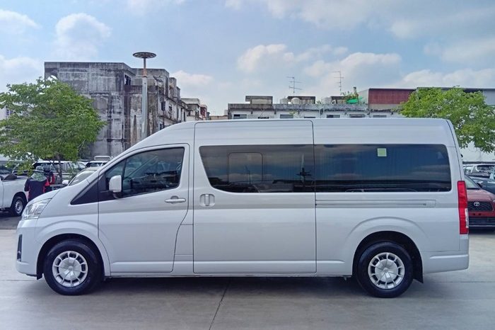 TOYOTA 2020 2WD 2.8 MT COMMUTER SILVER  1377 full