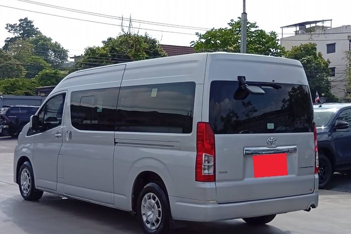 TOYOTA 2020 2WD 2.8 MT COMMUTER SILVER  1377 full