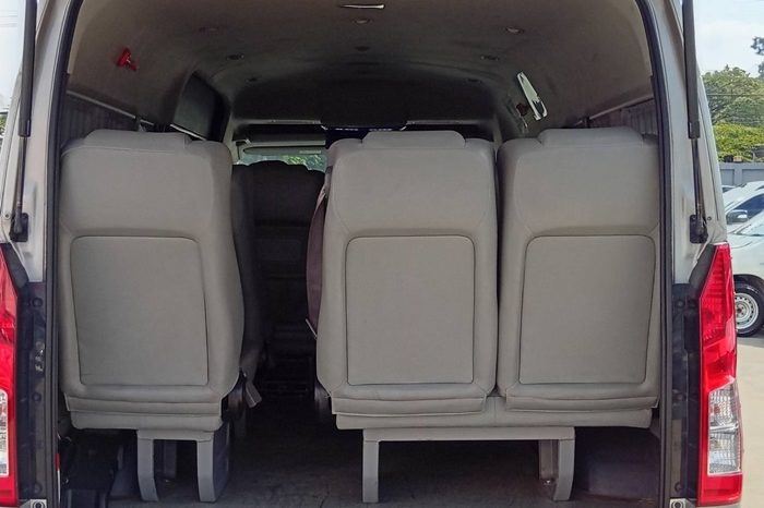 TOYOTA 2020 2WD 2.8 MT COMMUTER SILVER  1377 full