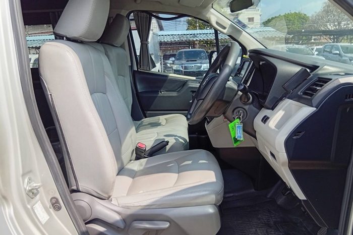 TOYOTA 2020 2WD 2.8 MT COMMUTER SILVER  1377 full