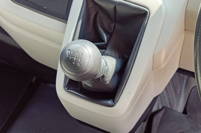 TOYOTA 2020 2WD 2.8 MT COMMUTER SILVER  1377 full