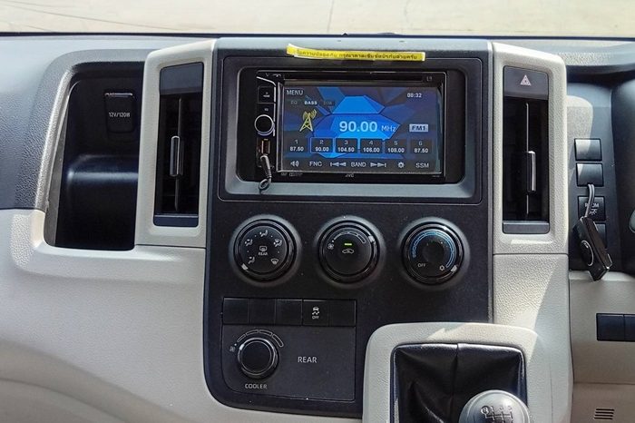 TOYOTA 2020 2WD 2.8 MT COMMUTER SILVER  1377 full