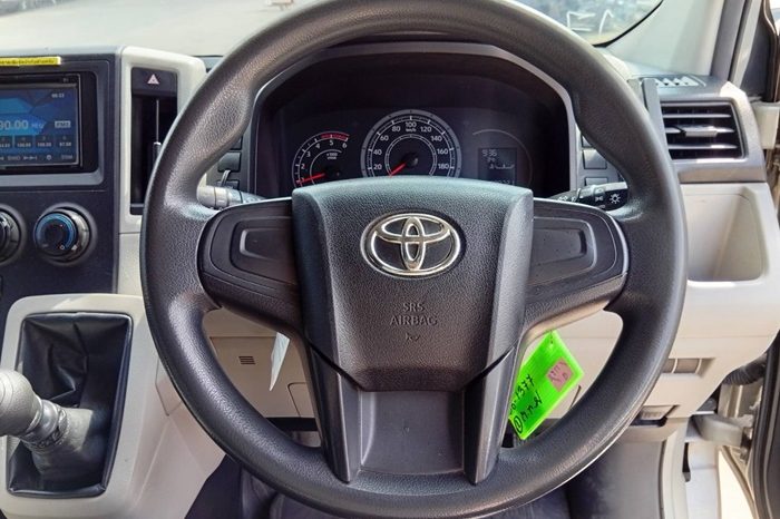 TOYOTA 2020 2WD 2.8 MT COMMUTER SILVER  1377 full