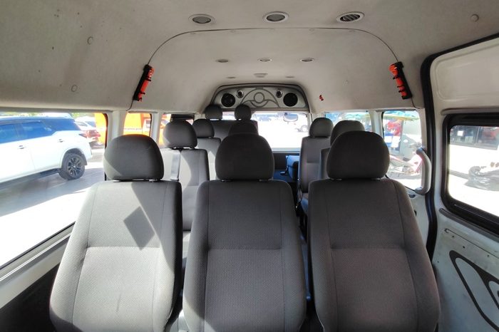 TOYOTA 2WD 2019 2.7 MT COMMUTER WHITE  4922 full