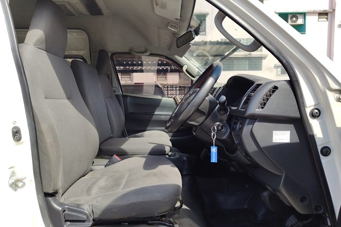 TOYOTA 2WD 2019 2.7 MT COMMUTER WHITE  4922 full