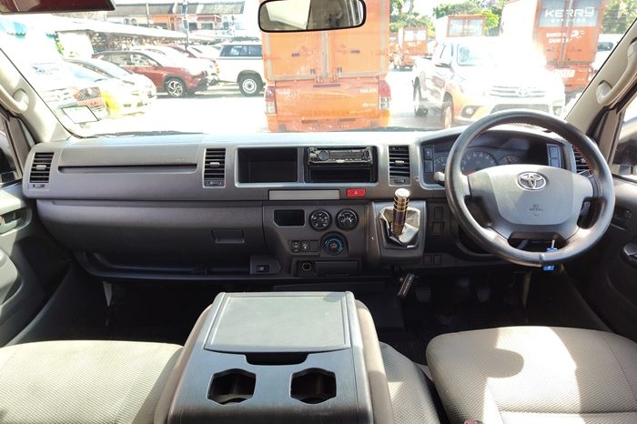 TOYOTA 2WD 2019 2.7 MT COMMUTER WHITE  4922 full