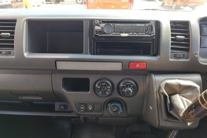 TOYOTA 2WD 2019 2.7 MT COMMUTER WHITE  4922 full