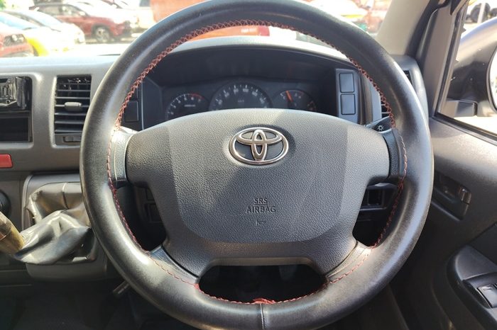 TOYOTA 2WD 2019 2.7 MT COMMUTER WHITE  4922 full