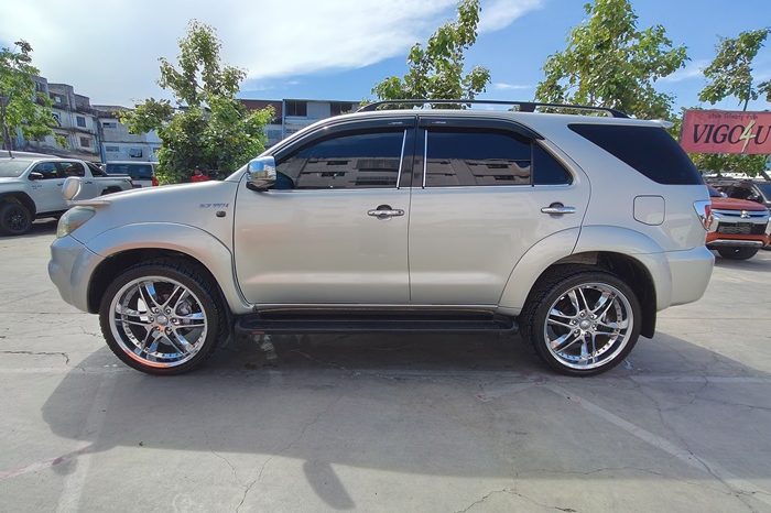 TOYOTA 4WD 2005 2.7V AT FORTUNER SILVER  151 full