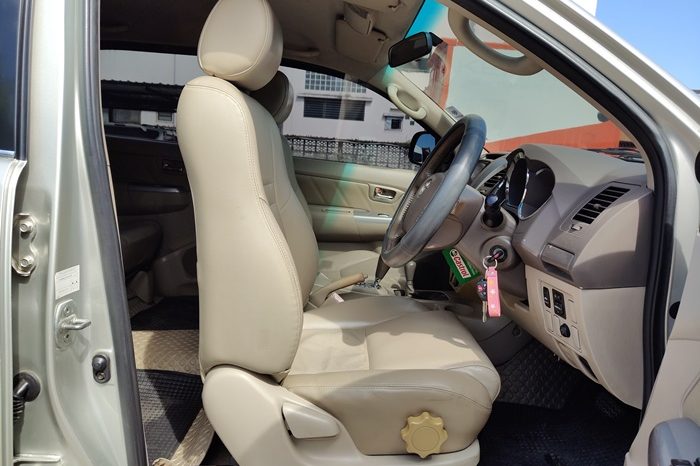 TOYOTA 4WD 2005 2.7V AT FORTUNER SILVER  151 full