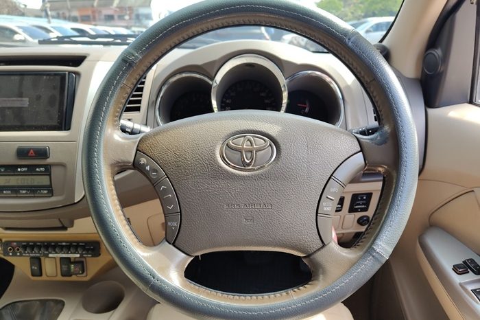 TOYOTA 4WD 2005 2.7V AT FORTUNER SILVER  151 full