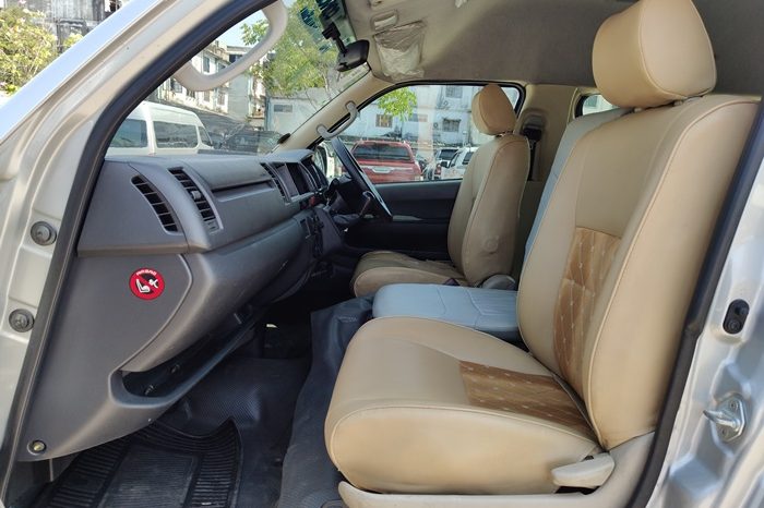 TOYOTA 2WD 2019 3.0 MT COMMUTER SILVER  7138 full