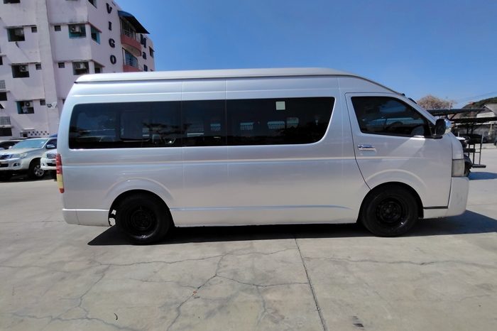 TOYOTA 2WD 2019 3.0 MT COMMUTER SILVER  7138 full