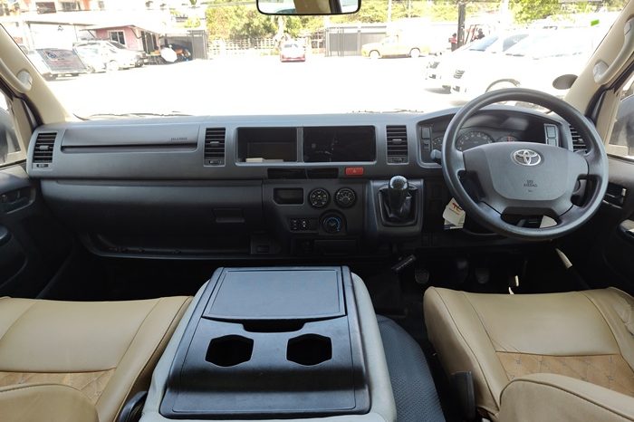 TOYOTA 2WD 2019 3.0 MT COMMUTER SILVER  7138 full