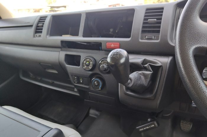 TOYOTA 2WD 2019 3.0 MT COMMUTER SILVER  7138 full