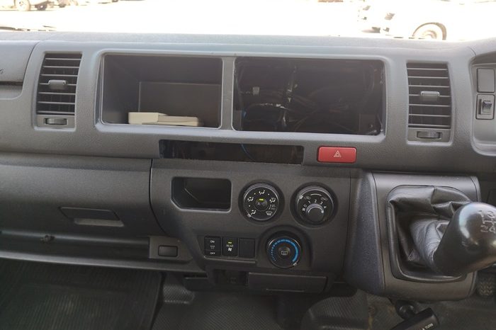 TOYOTA 2WD 2019 3.0 MT COMMUTER SILVER  7138 full