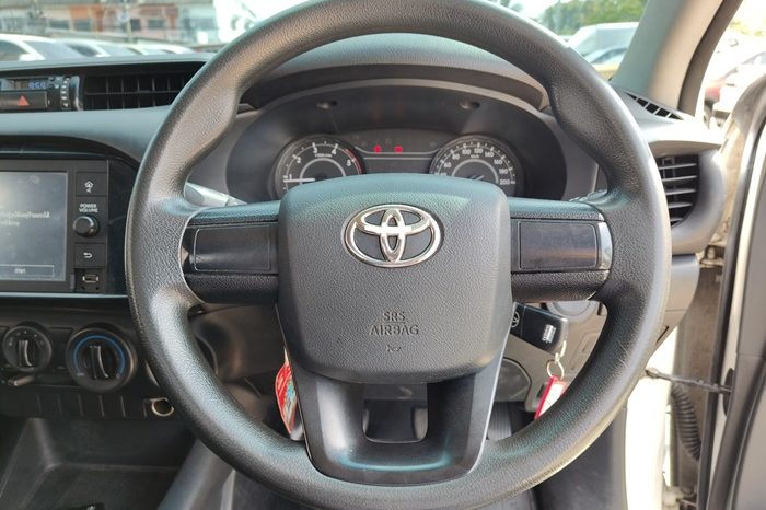 REVO 2WD 2022 2.4 ENTRY MT STANDARD WHITE  8271 full