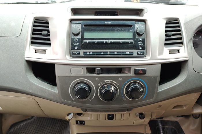 VIGO 4WD 2013 2.5E MT DOUBLE CAB WHITE  7633 full