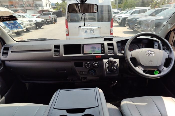 TOYOTA 2WD 2019 3.0 MT COMMUTER WHITE  1232 full