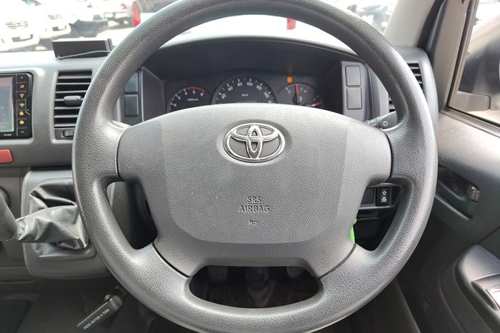 TOYOTA 2WD 2019 3.0 MT COMMUTER WHITE  1232 full