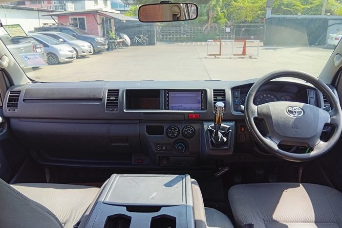 TOYOTA 2WD 2019 2.7 MT COMMUTER WHITE  5129 full