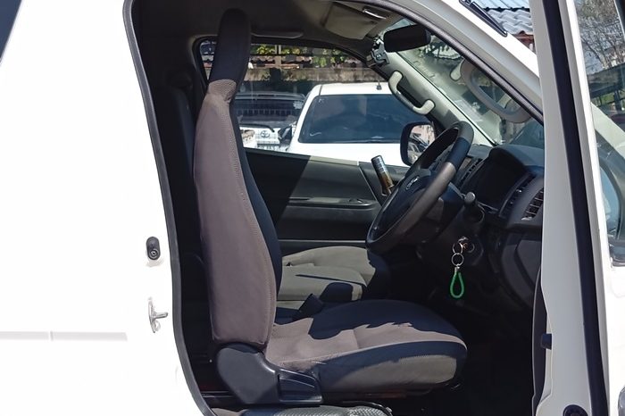 TOYOTA 2WD 2019 2.7 MT COMMUTER WHITE  5129 full