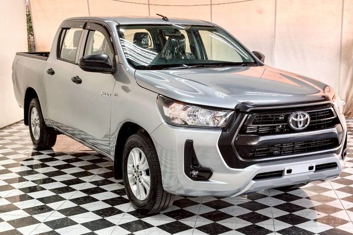 REVO 2WD 2020 2.4 MID AT DOUBLE CAB SILVER  1016 full