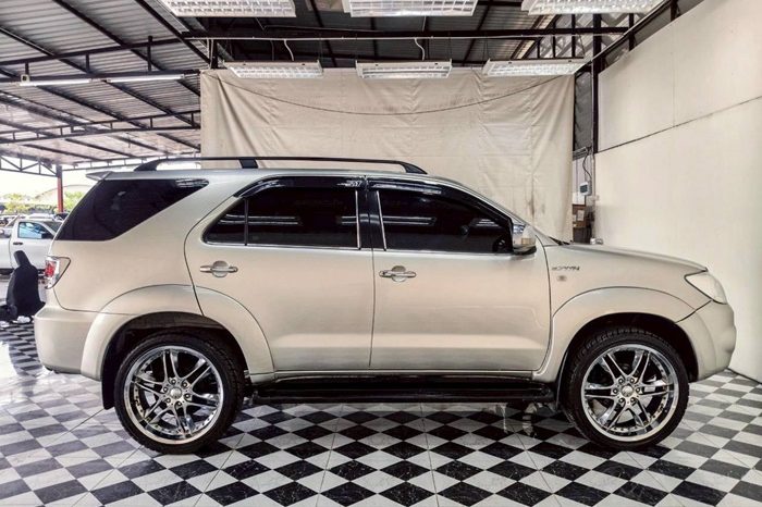 TOYOTA 4WD 2005 2.7V AT FORTUNER SILVER  151 full