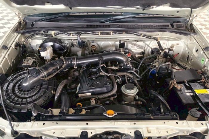 TOYOTA 4WD 2005 2.7V AT FORTUNER SILVER  151 full