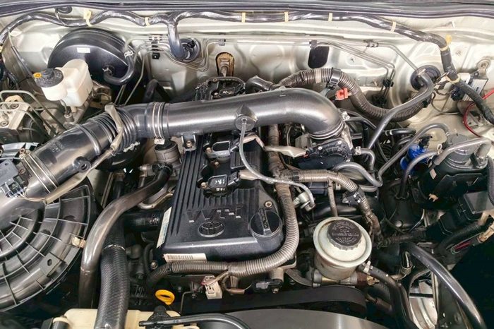 TOYOTA 4WD 2005 2.7V AT FORTUNER SILVER  151 full