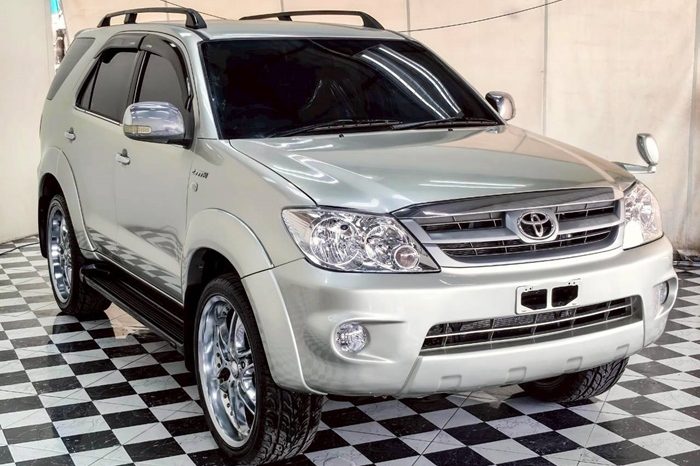 TOYOTA 4WD 2005 2.7V AT FORTUNER SILVER  151 full