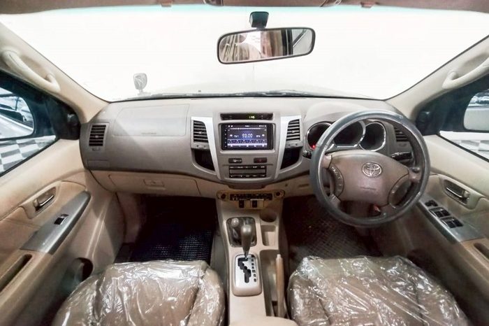 TOYOTA 4WD 2005 2.7V AT FORTUNER SILVER  151 full
