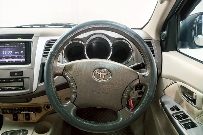 TOYOTA 4WD 2005 2.7V AT FORTUNER SILVER  151 full