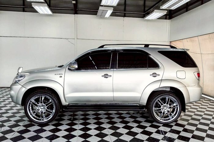 TOYOTA 4WD 2005 2.7V AT FORTUNER SILVER  151 full